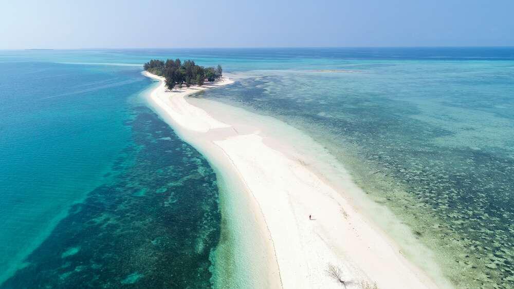 Pulau Dodola: Keindahan Pantai Perawan dengan Sentuhan Magis  