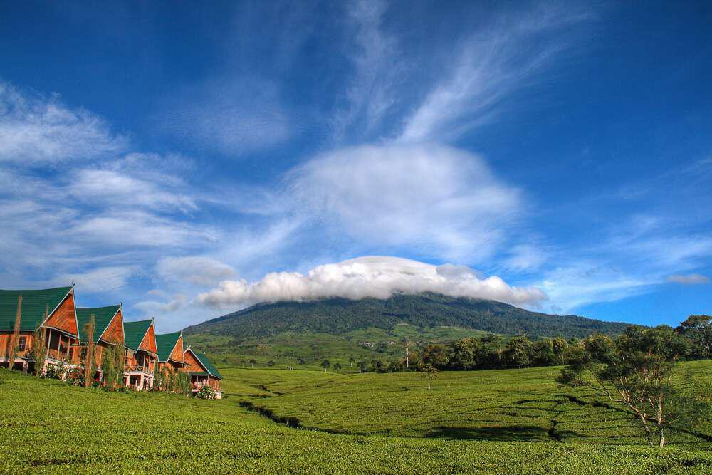 Pemandangan menakjubkan dari puncak Gunung Dempo, dengan kawah hijau kebiruan yang memukau