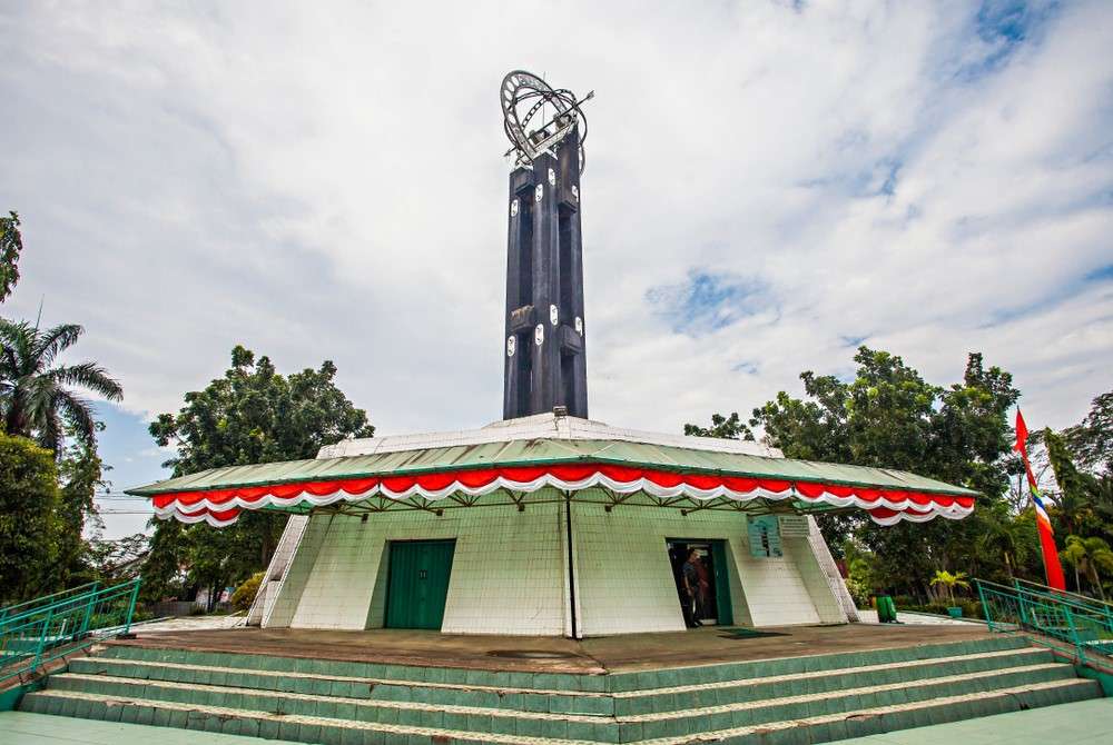 Tugu Khatulistiwa Di Pontianak | Atourin