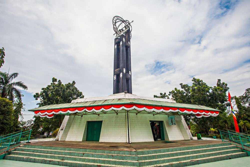 Tugu Khatulistiwa yang megah berdiri di Pontianak, menandai garis khatulistiwa dengan arsitektur ikoniknya