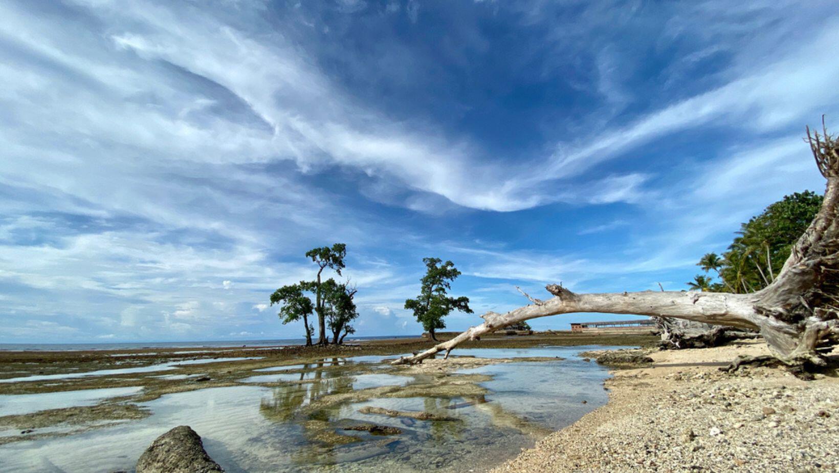 Pantai Saoka di Sorong | Atourin