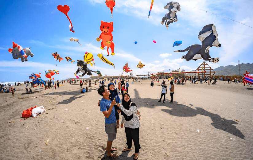 Open Trip Jogja International Kite Festival Atourin