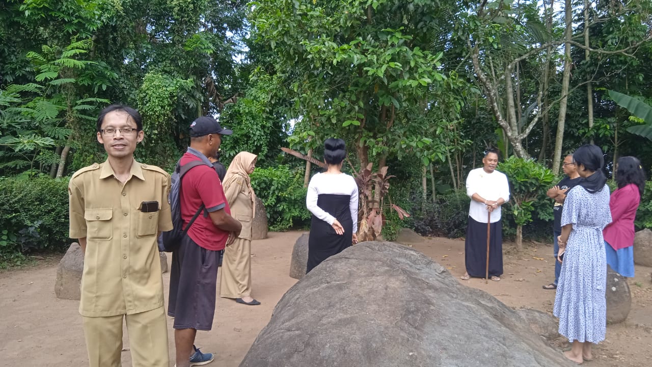 One Day Tour Situs Calok | Atourin
